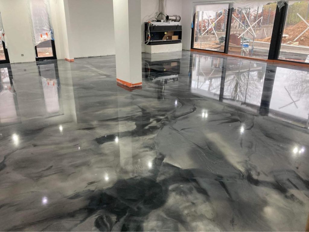 Sol décoratif en résine avec effet marbré haut de gamme, finition brillante et moderne
